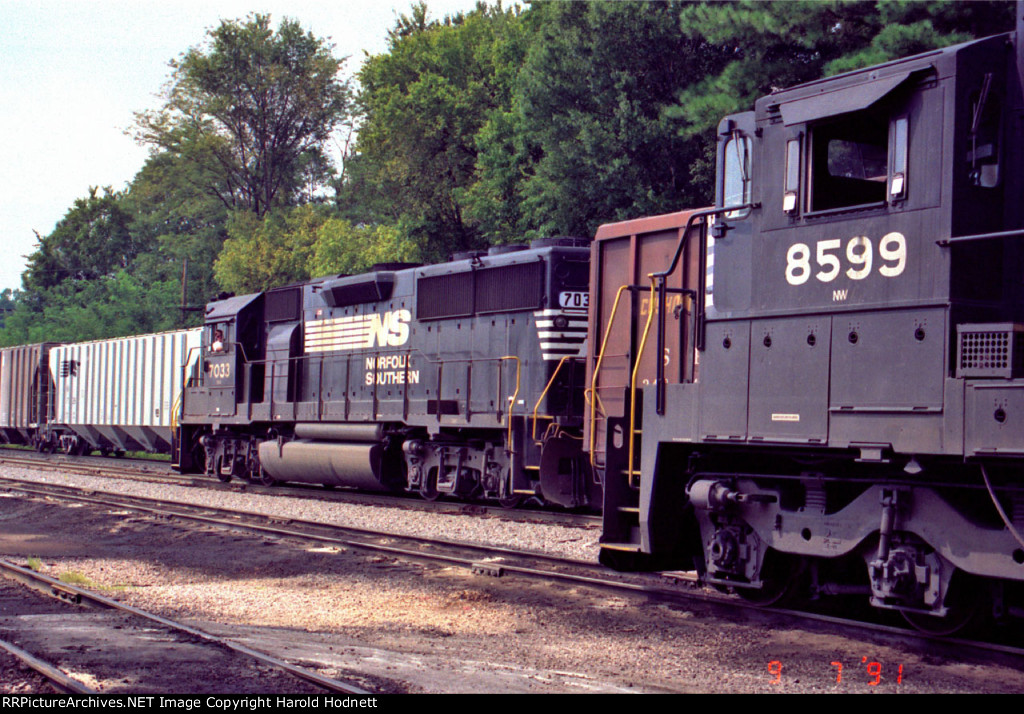 NS 7033 working the yard